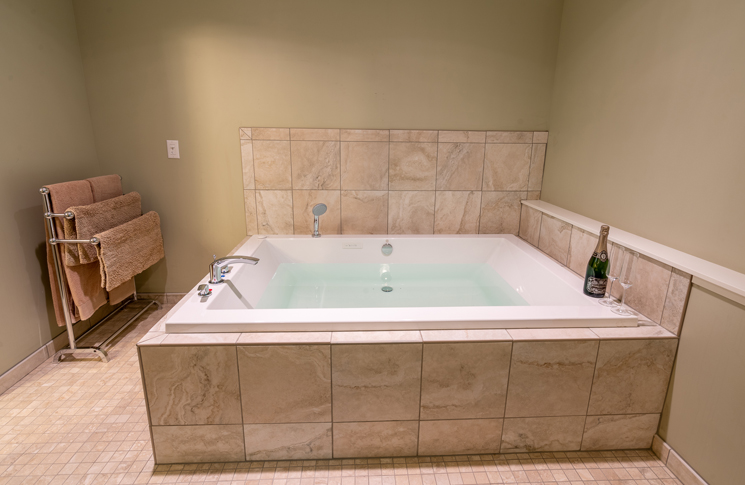 Summer Suite whirlpool
